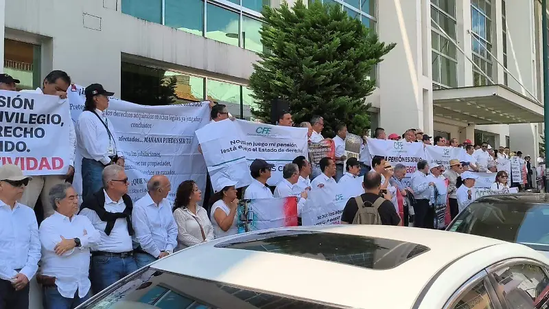 Jubilados de confianza de la CFE y Pemex
